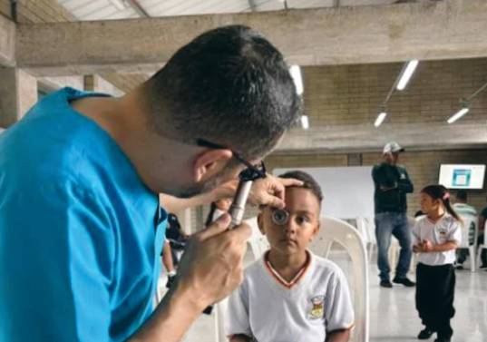 Con kaleidos, dispositivo oftalmológico portátil que realiza exámenes visuales no invasivos en pocos minutos, tamizaron a más de 800 niños de los municipios de Támesis, Salgar y Medellín. FOTO <b>CORTESÍA</b>
