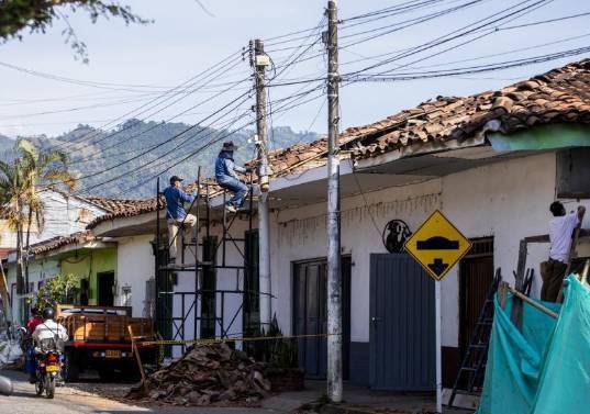 Inicia la fase de reconstrucción y demolición. Algunas casas ya han sido marcadas según el procedimiento a seguir. FOTO Julio César Herrera