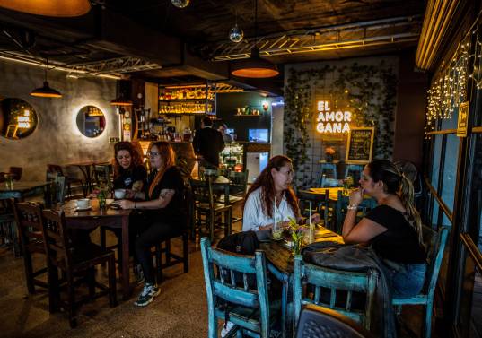 El gasto de los hogares atados a restaurantes y hoteles presionan al alza la inflación en Colombia. FOTO Julio César Herrera