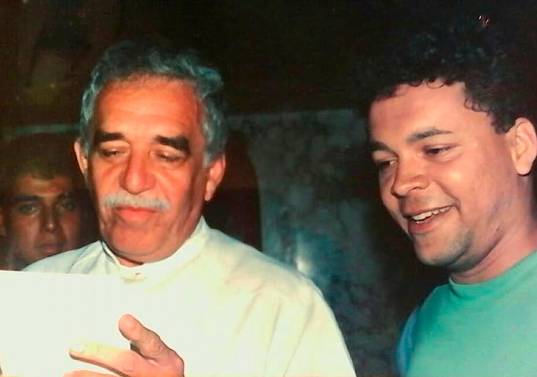 En marzo de 1991, durante el Festival de Cine de Cartagena, Arango le regaló a García Márquez su primer libro de cuentos. Foto cortesía del autor.