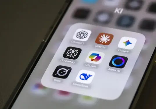 Si bien la mayoría de los usuarios opta por una sola plataforma de IA para uso personal o laboral, entre opciones como ChatGPT, Gemini, Claude, Perplexity, Copilot y Midjourney, el costo puede oscilar entre $30.833 y $990.000 al mes. FOTO: AFP.