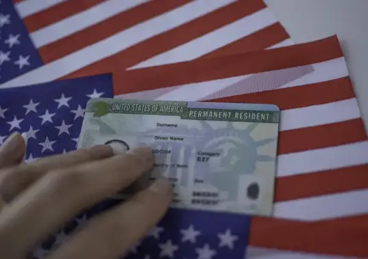 La nueva interpretación migratoria obligaría a miles de personas a salir de Estados Unidos para solicitar la residencia permanente. FOTO: ARCHIVO EL COLOMBIANO.