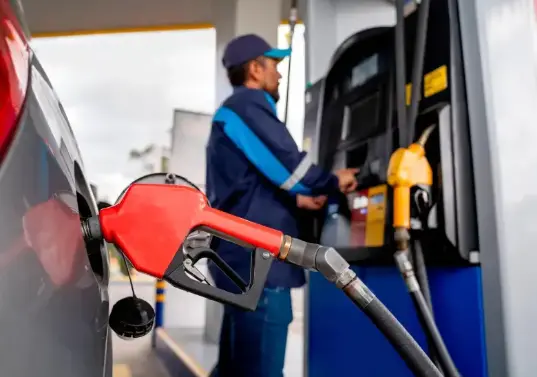 El incremento promedio nacional fue de $90 por galón en gasolina y de $99 por galón en ACPM, frente a los precios que estuvieron vigentes hasta el 31 de diciembre de 2025. FOTO: Getty.