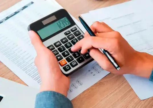 Antes de solicitar un crédito, expertos recomiendan revisar la capacidad de pago, comparar alternativas y leer todas las condiciones del préstamo. FOTO: CORTESÍA