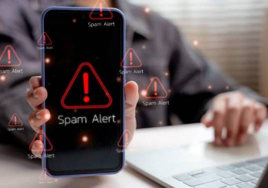 Las llamadas spam crecieron más de un 21% en Colombia durante el primer semestre de 2026. Los delincuentes recurren cada vez más a la suplantación de bancos y entidades para obtener información personal y financiera. FOTO: Getty.