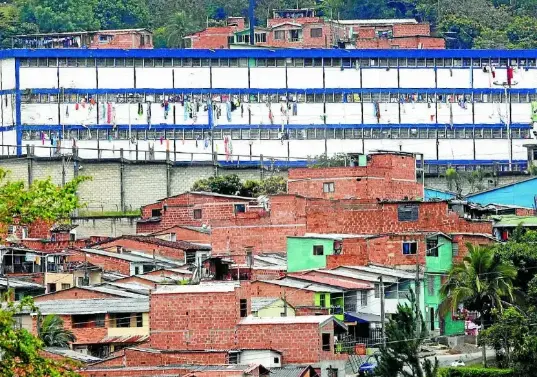 El restablecimiento completo del servicio de agua está previsto para la noche del domingo. Foto: EL COLOMBIANO