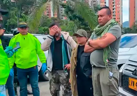 El 23 de julio de 2024, en instalaciones militares de Bello, fueron reseñados alias Calarcá y alias Erika, su pareja, tras ser capturados junto a cinco disidentes más en una caravana con vehículos de protección de la UNP en Anorí, Antioquia. FOTO <b>Captura de video</b>