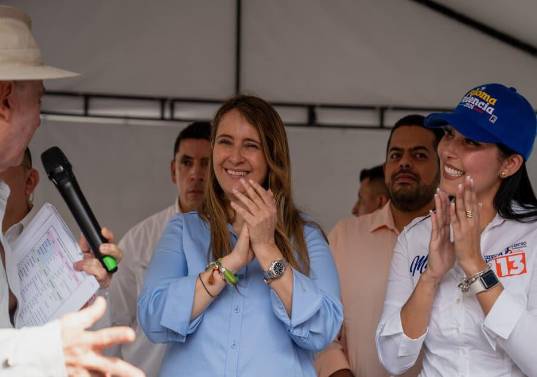 Los colombianos se acercan a las urnas en una jornada que durará de 8 am a 4 pm. Foto: Camilo Suárez
