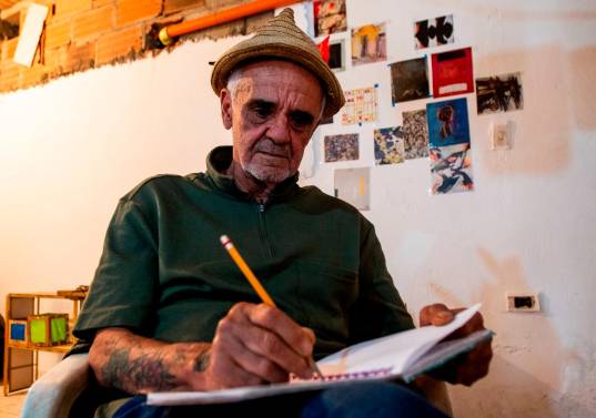 Gallero vivió muchos años en la calle. Ahora está en un apartamento en una de las laderas de Medellín. Foto: Julio César Herrera.