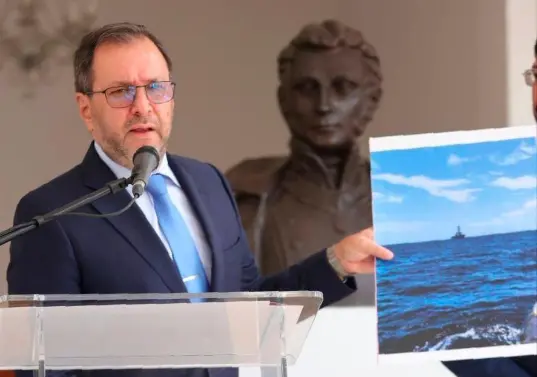 El canciller venezolano Yván Gil mostrando una foto del destructor de Estados Unidos en la Zona Económica Exclusiva de su país en el Caribe. FOTO: Europa Press