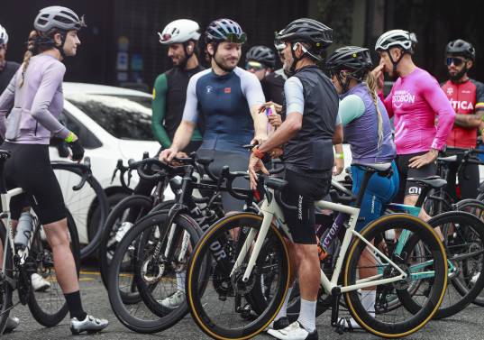 El ciclismo ahora es una industria global que integra fabricantes de bicicletas, confecciones, accesorios, tecnología deportiva, nutrición especializada y turismo alrededor de los grandes eventos. Foto: Manuel Saldarriaga