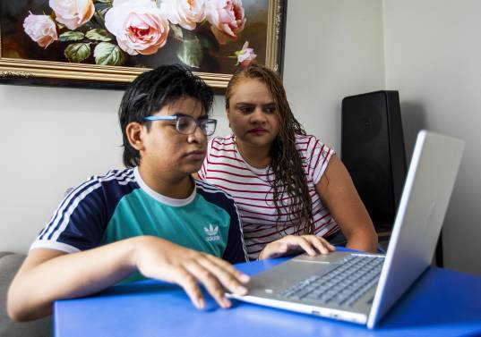 Jerónimo Benítez cursa octavo grado desde su vivienda gracias a EduCasa, el programa que derribó las barreras que le impedían estudiar. Hoy sueña con ser un programador. A su lado, su madre, Maritza Salazar. FOTO Julio César Herrera