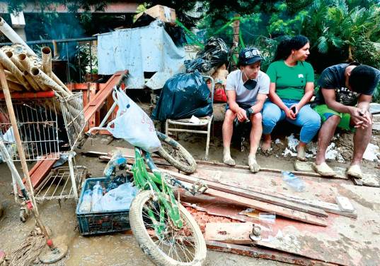 Los aguaceros en La Iguaná dejaron 187 familias damnificadas, las cuales este domingo todavía sacaban lodo, piedras y escombros de sus viviendas inundadas. FOTO <b>MANUEL SALDARRIAGA</b>
