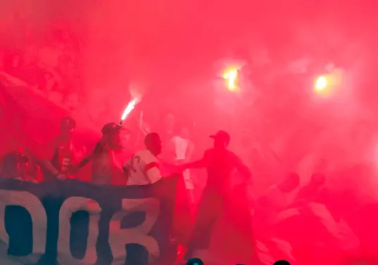 Vulnerando todas las recomendaciones de seguridad, los hinchas ingresaron toneladas de pólvora. Incluso fue usada en los desmanes después del encuentro y antes de la frustrada premiación. <span class="mln_uppercase_mln">FOTO</span> <b><span class="mln_uppercase_mln">Camilo Suárez</span></b>