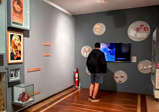 Varias paredes del Museo Nacional tienen espacios en blanco, donde estaban las obras retiradas después del discurso presidencial sobre la Contrarrevolución cultural. FOTO @mariapazgaviria