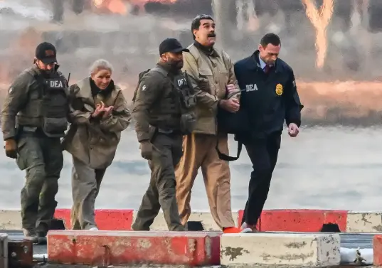 Nicolás Maduro y Cilia Flores cuando fueron llevados por la DEA al llegar a Estados Unidos tras el movimiento de Estados Unidos en Caracas a principio de año. 