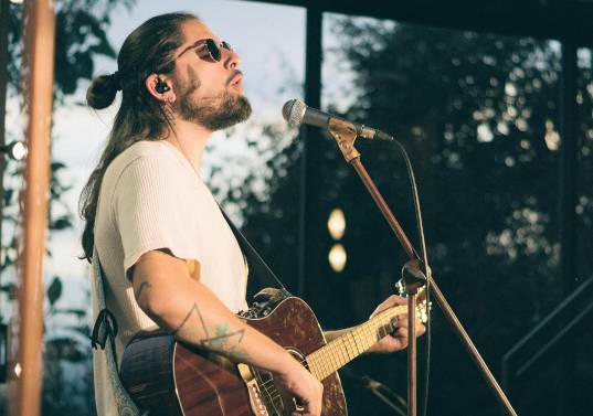 Radicado en Florida, este cantautor paisa ha construido una trayectoria constante entre el indie, el folk y el soft rock que hoy lo lleva a compartir escenario con una figura global. FOTO Cortesía