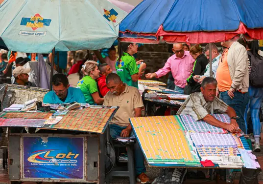 Los trabajadores informales no se beneficiarán del incremento del 23% del salario mínimo. FOTO MANUEL SALDARRIÁGA QUINTERO. 
