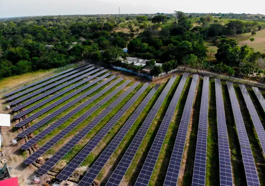 Las minigranjas solares permiten generar energía cerca del consumo, reduciendo pérdidas y mejorando la eficiencia del sistema eléctrico en Colombia. FOTO Cortesía