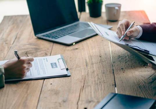 Las plataformas de empleo registran un aumento de vacantes de 36 horas semanales con salarios por debajo de los $2 millones. FOTO: GETTY