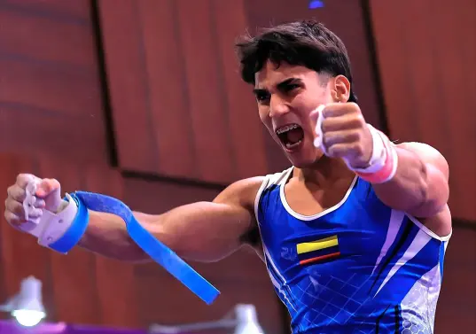 Uno de los dos festejos de Camilo Vera en el Mundial de Filipinas. FOTO CORTESÍA FEDERACIÓN INTERNACIONAL DE GIMNASIA (FIG)