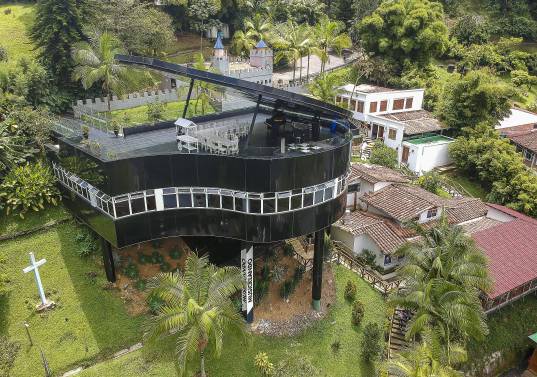 Un piano en la montaña, instalaciones de la academia de artes Musicreando en la avenida Las Palmas. FOTO EL COLOMBIANO