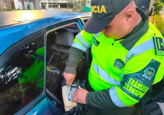 Ante las múltiples opciones que usan los delincuentes para transportar droga, los agentes de la Seccional de Tránsito y Transporte de la Policía Antioquia realizan operativos constantemente. <b><span class="mln_uppercase_mln"> </span></b>FOTO<b><span class="mln_uppercase_mln"> Cortesía Policía</span></b>