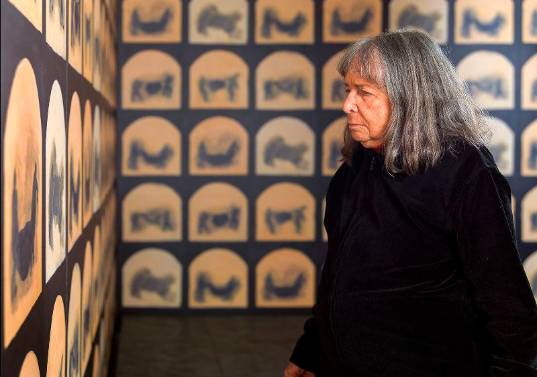 La maestra Beatriz González viendo su obra A Posteriori, de la exposición Bruma. Foto Cortesía Juan Barbero para la Dirección de Patrimonio Cultural Unal.
