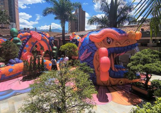 Elena, una serpiente inflable multicolor de siete metros de altura, es la figura central de la edición número 29 de la Exposición Bonsái Sandiego. FOTO cortesía
