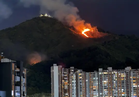 La temporada seca ha propiciado que los incendios forestales se propaguen más rápido y afecten áreas más grandes en la ciudad. FOTO Manuel Saldarriaga