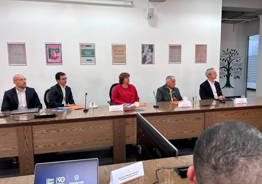 En el salón Antonio García se reunió el ministro de Hacienda Germán Ávila, junto con Jonathan Malagón (Asobancaria), María Lorena Gutiérrez (Grupo Aval), Juan Carlos Mora (Bancolombia), Javier Suárez Esparragoza (Davivienda) y Mario Pardo Bayona (BBVA), Diego Fernando Prieto(Banco Caja Social). FOTO: CORTESÍA MINHACIENDA