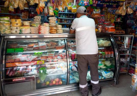 Las tiendas de barrio en Colombia enfrentan menores ventas, mayores costos operativos y crecientes problemas de inseguridad, según un estudio de Fenaltiendas. FOTO EL COLOMBIANO