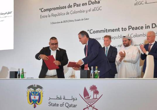 Los jefes de cada delegación en la mesa de Catar: a la izquierda, Luis Pérez Castañeda (“Jerónimo”), del Clan del Golfo; y a la derecha, Álvaro Jiménez Millán, del Gobierno Nacional. <b><span class="mln_uppercase_mln"> </span></b>FOTO<b><span class="mln_uppercase_mln"> cortesía de presidencia</span></b>