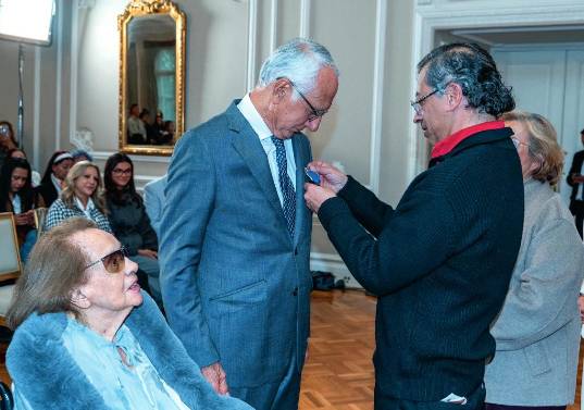 El presidente Gustavo Petro condecoró al ministro de Salud, Guillermo Jaramillo. Foto: Presidencia