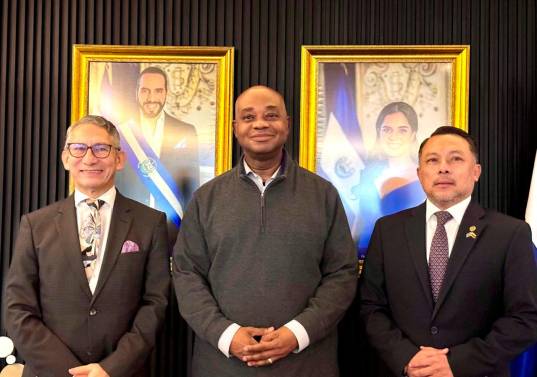 Murillo junto al embajador de Colombia en El Salvador y el embajador de El Salvador en Colombia. FOTO: CANCILLERÍA