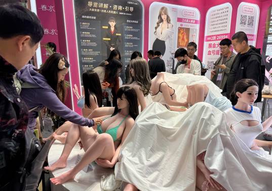 Personas visitan la Exposición Internacional de la Industria de Productos para Adultos de China. Foto Afp