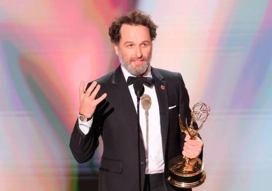 Matthew Rhys hizo historia al ganar dos premios en la noche en las categorías de actuación. FOTO Cortesía Getty
