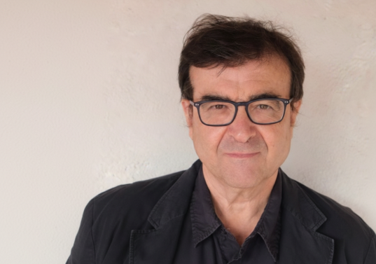 Javier Cercas, escritor español, en <i>El loco de Dios en el fin del mundo</i> no explora tanto la figura del papa Francisco, sino el peso simbólico del catolicismo en un mundo más despreocupado por la religión. 