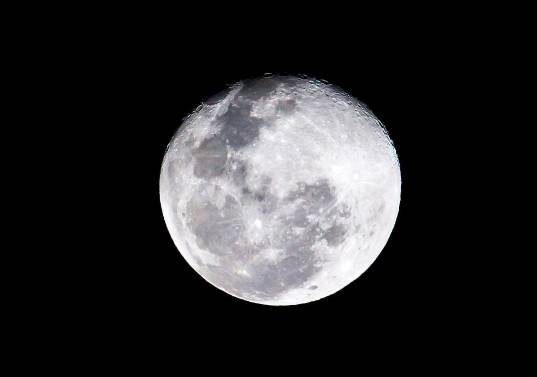Entre el sábado 3 y el lunes 5 de enero se podrá ver la primera Luna llena del año. FOTO Juan Antonio Sánchez