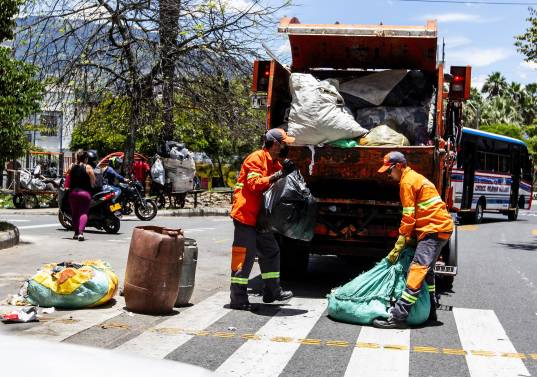 Operarios de Emvarias realizan una jornada de recolección de basuras en Medellín. Foto: Julio César Herrera Echeverri.