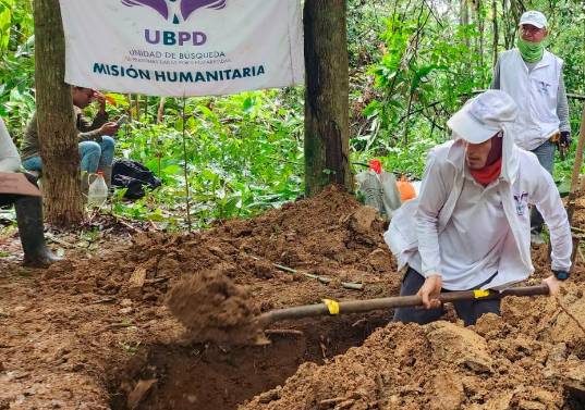 Los restos hallados en una zona de complejo acceso fueron entregados a Medicina Legal que determinará si se trata del campesino asesinado en 1999. FOTO: CORTESÍA