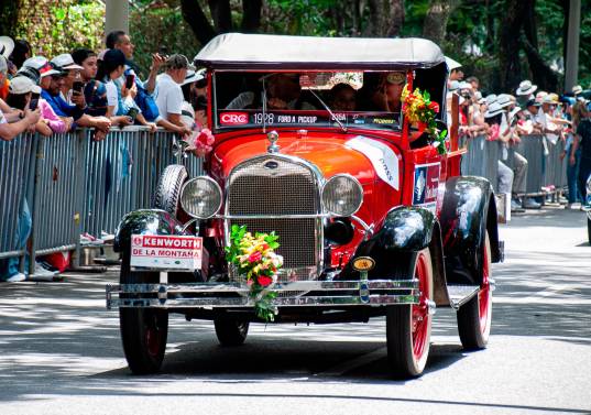 El Desfile de Autos Clásicos y Antiguos 2025 reunirá 390 vehículos históricos decorados con flores en un recorrido de 17 kilómetros por Medellín. FOTO cortesía