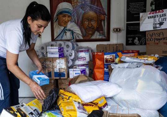 En la casa de Mariluz se están recibiendo alimentos no perecederos, medicamentos, comida para animales, pañales, entre otros artículos. FOTO Julio Herrera. 
