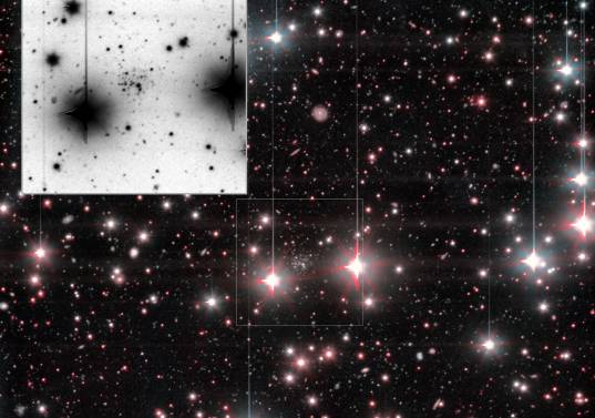 La galaxia And XXXVI se ve entre las dos brillantes estrellas de primer plano. En el recuadro se muestra una ampliación en color negativo. FOTO Europa Press