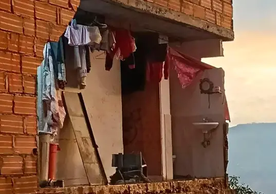 El colapso de este muro en el barrio Manrique Las Granjas provocó la muerte del niño Sebastián Jesús Valencia Valencia, de 5 años. FOTO: <b>CORTESÍA</b>