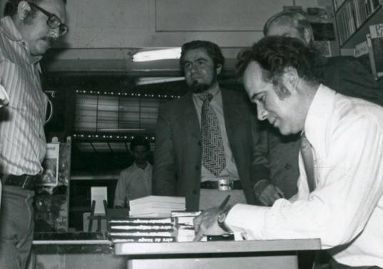 Manuel Mejía Vallejo firmando su libro Aire de Tango en la Librería Aguirre. Al frente Elkin Restrepo. Foto Archivo.