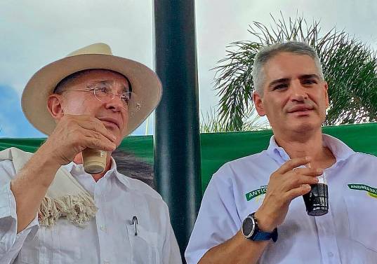 Fuentes cercanas al partido Centro Democrático hablan de marcadas diferencias entre Uribe y Rendón. <b><span class="mln_uppercase_mln"> </span></b>FOTO<b><span class="mln_uppercase_mln"> redes sociales</span></b>