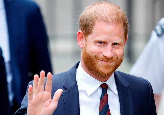 El príncipe Harry se alejó de la familia real desde 2020, cuando decidió mudarse a California, Estados Unidos, con su esposa Meghan Markle, y sus hijos.<b> </b>FOTO: Getty