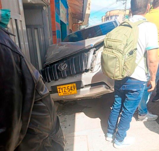 La camioneta recibió al menos catorce disparos y terminó estrellada en una acera. Sus ocupantes resultaron ilesos. FOTO: CORTESÍA