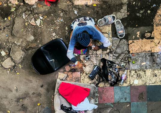 En un puente aledaño al Parque Bicentenario hay una reconocida plaza de vicio, en la cual venden todo tipo de drogas, hasta el tusi que las bandas dijeron que no iban a comercializar. FOTO Julio César Herrera. 